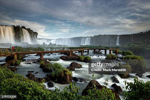 viewing platform beneath floriano falls at iguazu falls in brazil - iguacu falls stockfoto's en -beelden