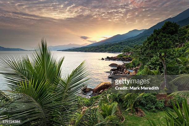 view of ilhabela island coastline at sunset in sao paolo state, brazil - sao paulo state stock-fotos und bilder