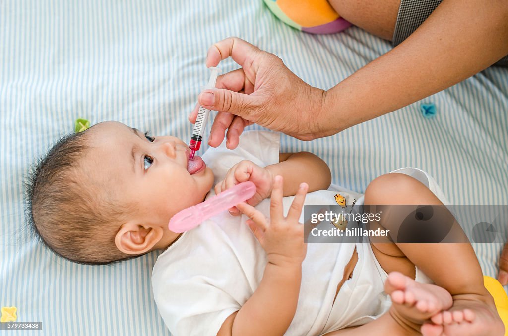 Babyfütterung mit flüssiger Medizin