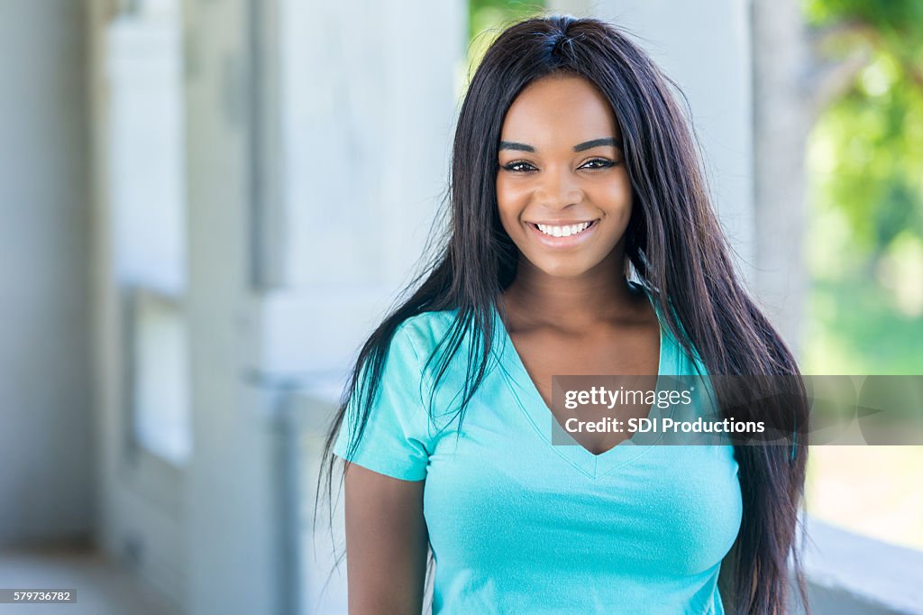 Porträt der schönen afroamerikanischen jungen Frau