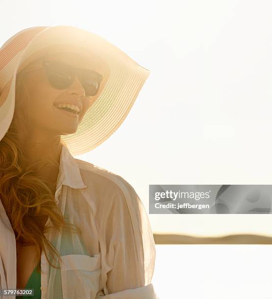der strand bringt ewige freude für die seele - kopfschutz stock-fotos und bilder