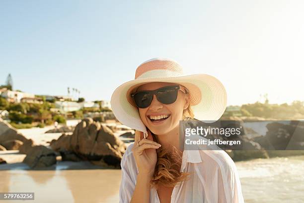 aller à la plage garantit toujours un bon moment - chapeau de soleil photos et images de collection
