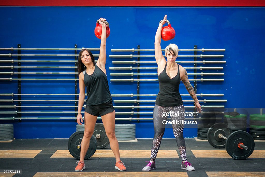 Gym-Workout: Frauen mit Kesselglocken