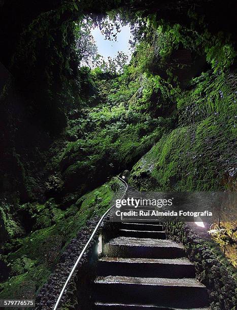 algar do carvao, inside the volcano - stalactiet stockfoto's en -beelden