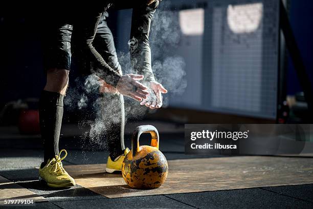 centre de remise en forme : salle de sport homme prêt à faire de l'exercice avec kettle bell - entraînement croisé photos et images de collection