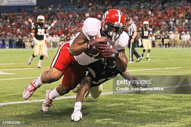 North Carolina State Wolfpack tight end Jaylen Samuels catches a pass in the end zone for a touchdown well being covered by UCF Knights defensive...