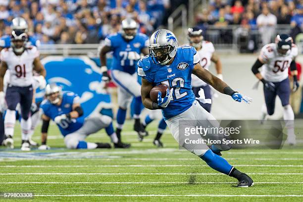 Detroit Lions wide receiver Jeremy Ross runs with the ball after catching a pass during game action between the Chicago Bears and Detroit Lions...