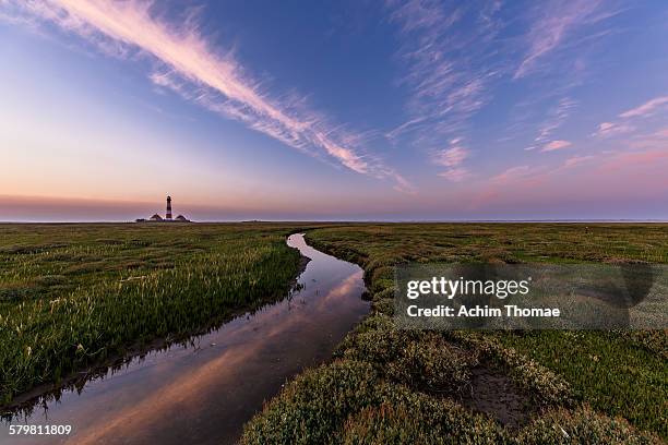 lighthouse - silbertreifen am horizont stock-fotos und bilder