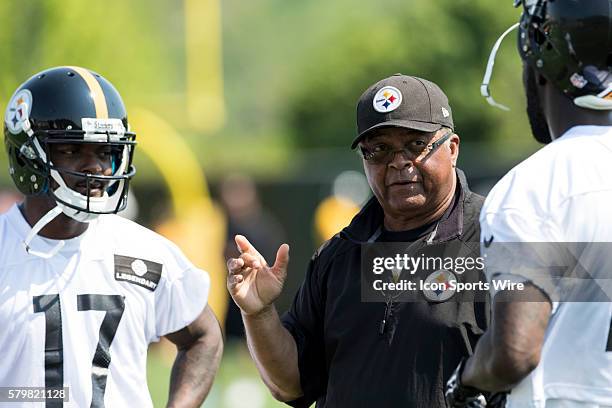 Pittsburgh Steelers wide receivers coach Richard Mann instructing Pittsburgh Steelers wide receiver Eli Rogers and Pittsburgh Steelers wide receiver...