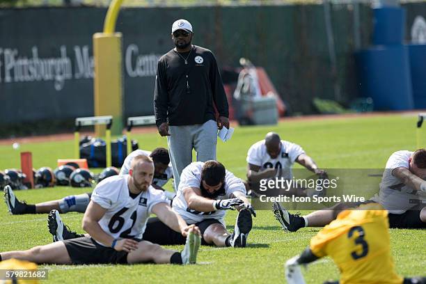 Pittsburgh Steelers head coach Mike Tomlin watches his rookies stretch during the 2015 Pittsburgh Steelers Rookie Minicamp at the UPMC Sports...