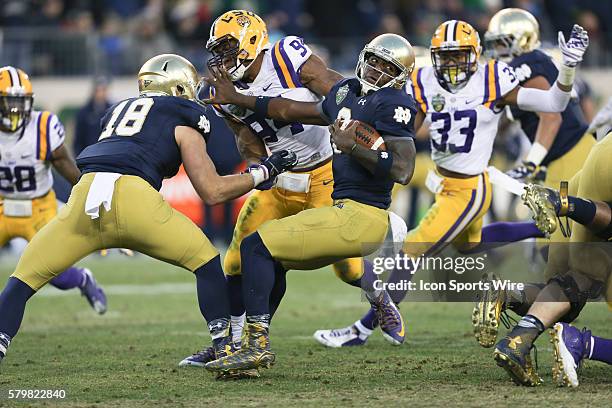 Tigers defensive end Danielle Hunter goes after Notre Dame Fighting Irish quarterback Malik Zaire during the 2014 Franklin American Mortgage Music...