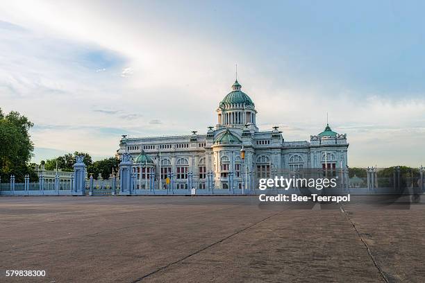 the ananta samakhom throne hall at sunset - heritage hall stock pictures, royalty-free photos & images