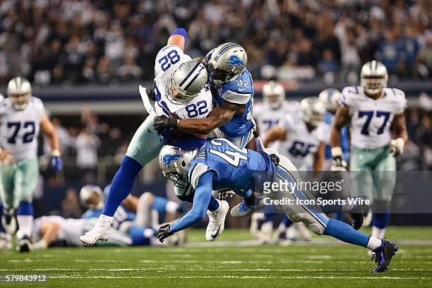 Dallas Cowboys tight end Jason Witten makes a catch on 4th down to extend the game winning drive during the NFC Wild-Card game between the Detroit...