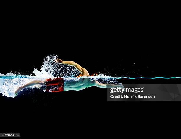 male swimmer in front crawl - crawl stockfoto's en -beelden