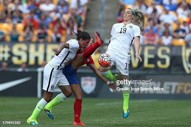 Carolina Venegas is defended by Shannon Boxx and Julie Johnston . The United States Women's National Team played the Costa Rica Women's National Team...