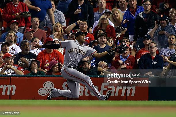 San Francisco Giants right fielder Justin Maxwell makes a catch for an out during the first inning of a baseball game against the St. Louis Cardinals...