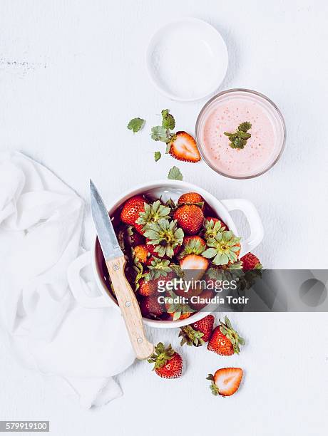 strawberry smoothie - smoothie bowl fotografías e imágenes de stock