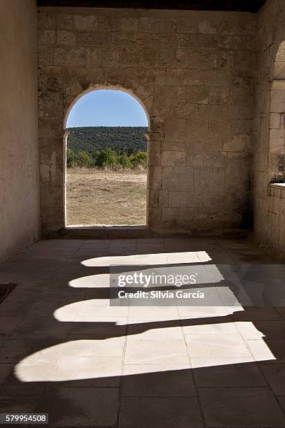 romanesque hermitage of our lady of las vegas, requijada, segovia - escultura 個照片及圖片檔