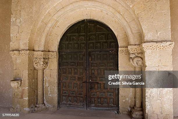 belfry of the romanesque church of sotosalbos, segovia, castilla y leon - peregrinacion stockfoto's en -beelden