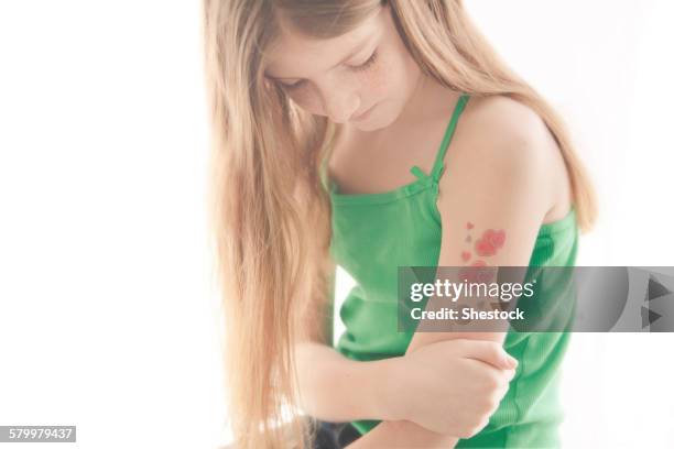 caucasian girl with temporary tattoo on arm - 臨時 個照片及圖片檔