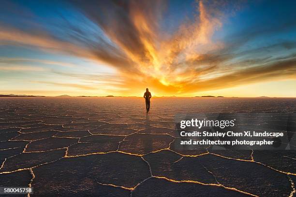 salar de uyuni sunset - uyuni stock-fotos und bilder