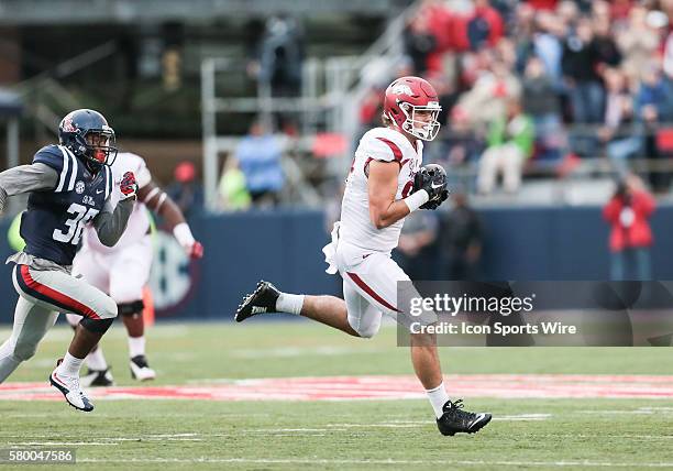 Henry Apple Razorbacks 78 Hunter Henry Arkansas Stock Photos, High-Res Pictures, and Images ...