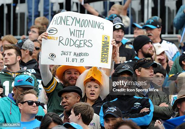 Packer Fan Signs Green Bay Packers Fan Sign Photos and Premium High Res Pictures - Getty ...