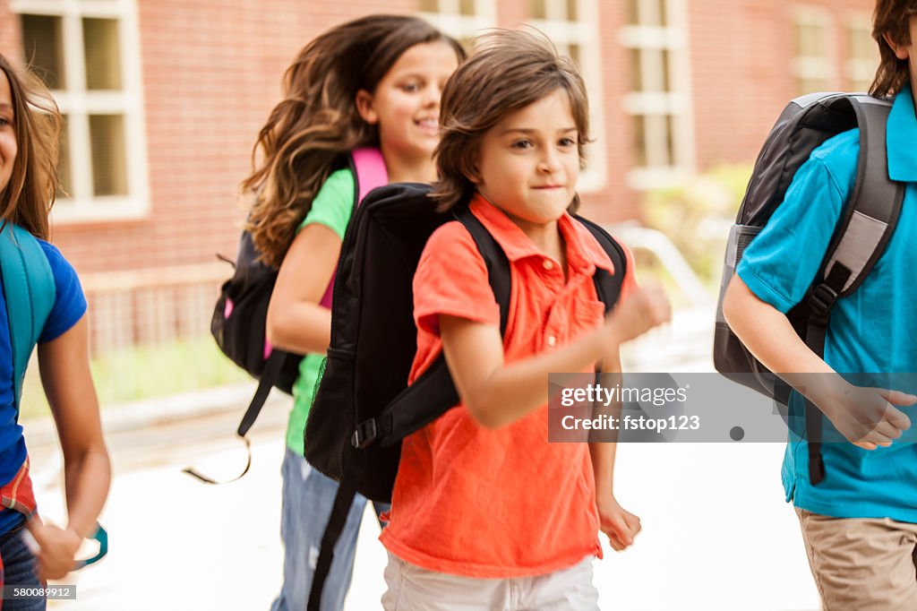 Retour à l’école : Enfants d’âge primaire, amis sur le campus de l’école.