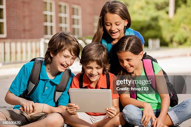 technologie: schulkinder genießen digitales tablet. - websurfen stock-fotos und bilder