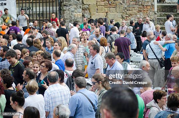 multitud  - basque fotografías e imágenes de stock