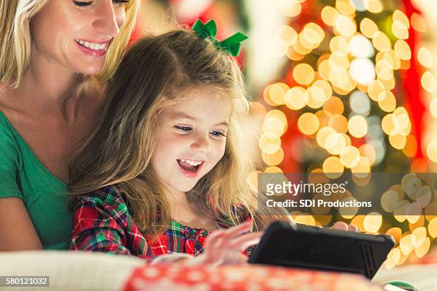 mom and daughter video chat with friends on christmas eve - southern christmas 個照片及圖片檔