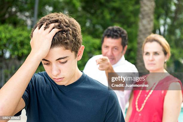 rapaz adolescente em problemas - punição imagens e fotografias de stock