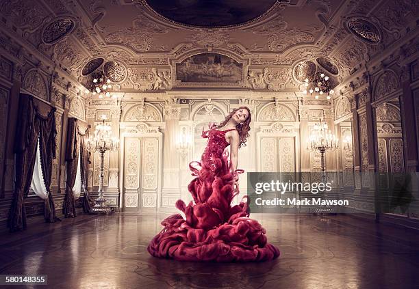 liquid dress - vestido-de-noche fotografías e imágenes de stock