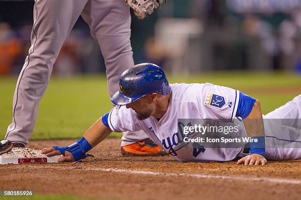 Kansas City Royals left fielder Alex Gordon dives back to first base during the MLB Playoff ALDS game 1 between the Houston Astros and the Kansas...