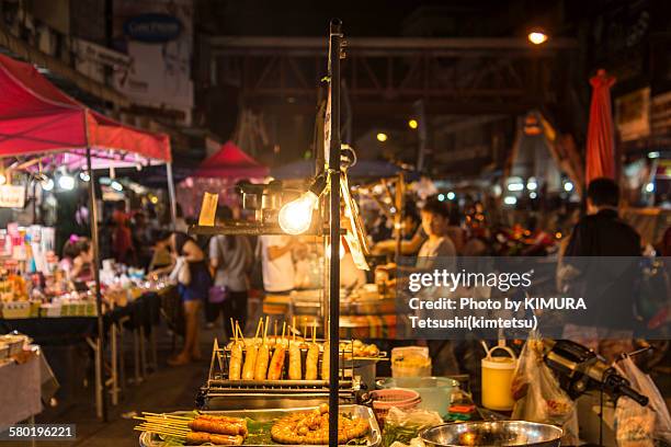 market a night in chiang mai, thailand - cidade de chiang mai imagens e fotografias de stock