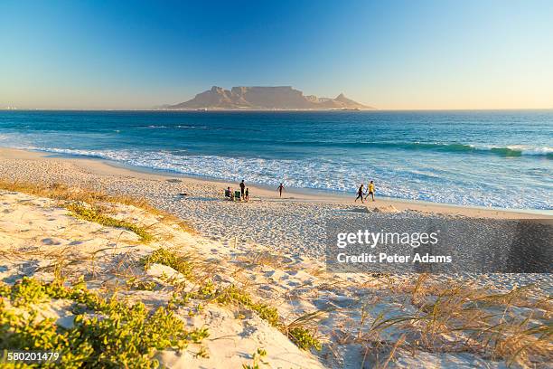 bloubergstrand beach and table mountain, cape town - kapstadt stock-fotos und bilder