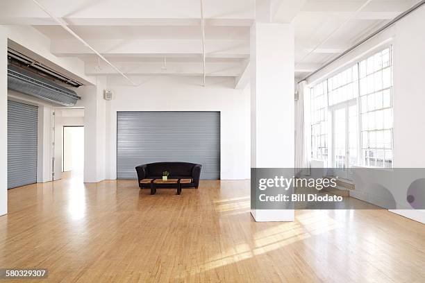 large bare room with couch - quarto arrumado imagens e fotografias de stock