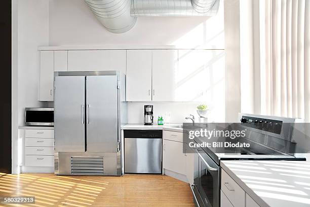 sunlit kitchen interior 2 - cocina electrodomésticos fotografías e imágenes de stock