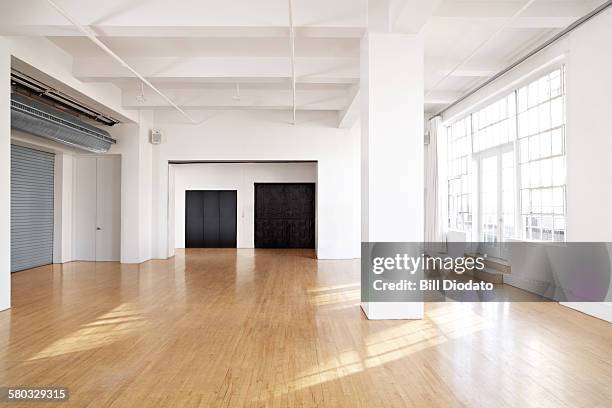 large bare room. - sin amueblar fotografías e imágenes de stock