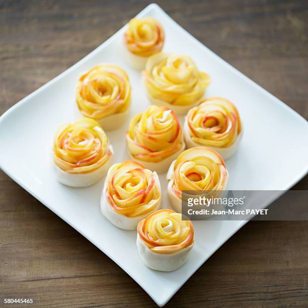 petits fours home made, mini apple pies, raw food - jean marc payet stockfoto's en -beelden
