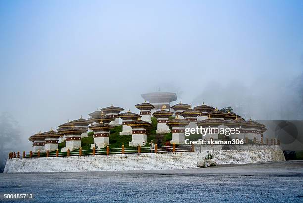 108 stupa at dochula pass bhutan - disparo bildbanksfoton och bilder