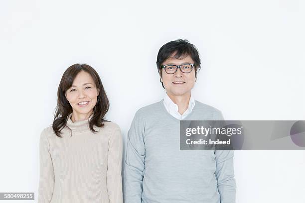 portrait of sinior man and mature woman - the japanese wife - fotografias e filmes do acervo