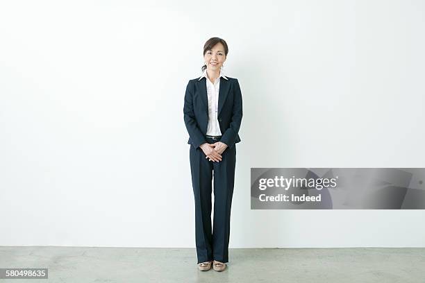 full lenghth of businesswoman - 会社員 笑顔 日本人 ストックフォトと画像