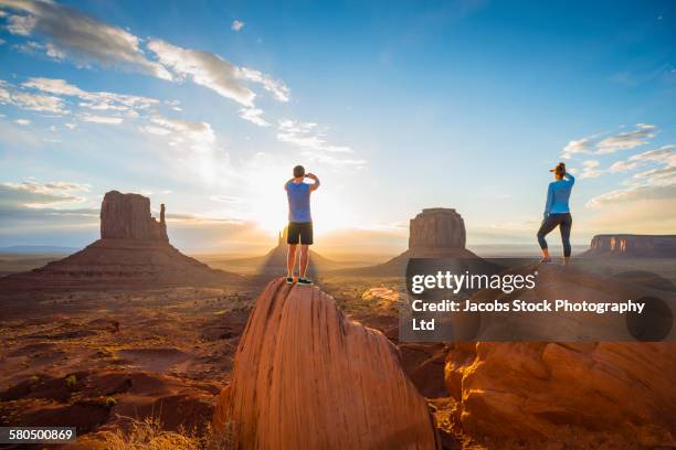 caucasian couple admiring monument valley, utah, united states - oeste dos estados unidos imagens e fotografias de stock
