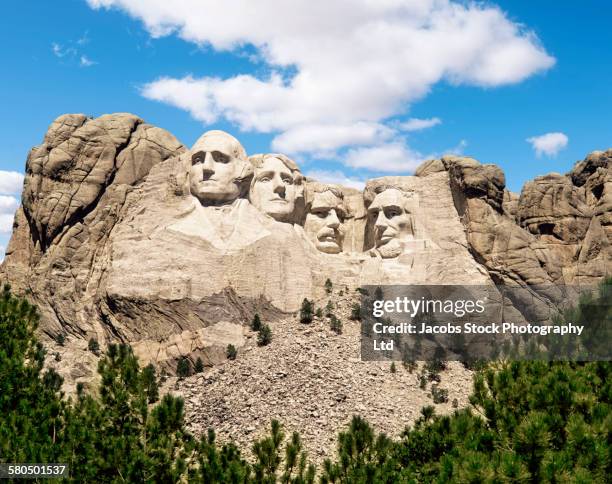 mount rushmore monument under blue sky, south dakota, united states - lugar de interés fotografías e imágenes de stock