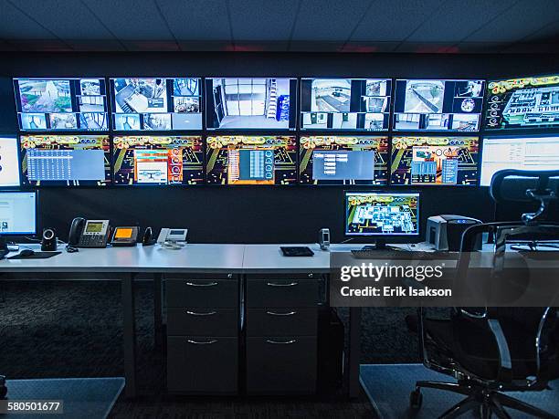 monitors and empty desk in control room - tracking fotografías e imágenes de stock