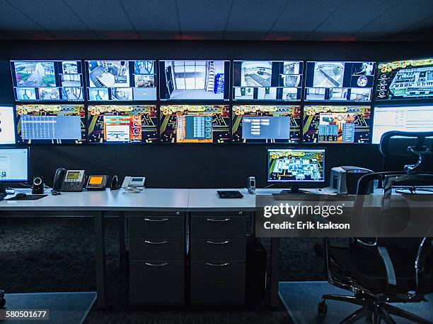 monitors and empty desk in control room - kontrollrum bildbanksfoton och bilder