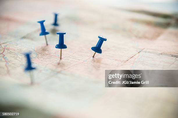 close up of pushpins on roadmap route - punaise stockfoto's en -beelden