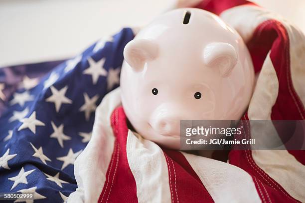 close up of piggy bank and american flag - election results stock-fotos und bilder