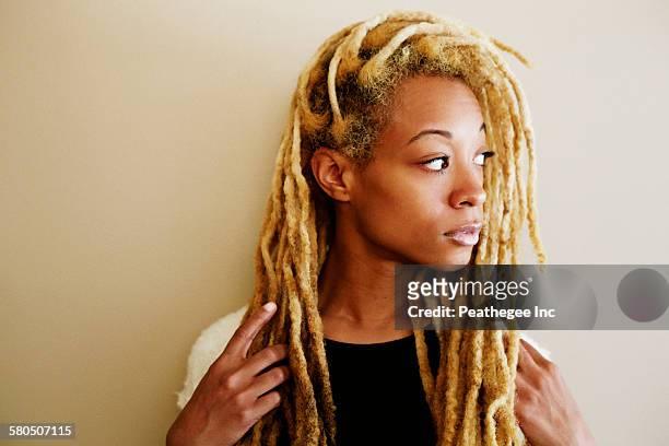 black woman with dreadlocks looking away - dreadlocks stockfoto's en -beelden